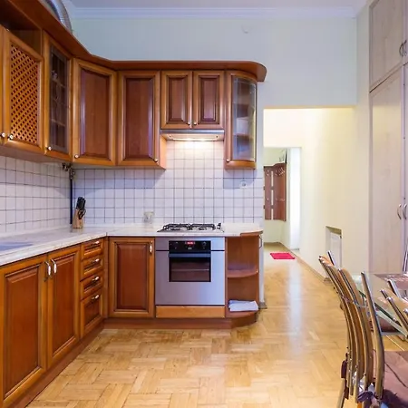 Apartment крутой спуск 6\2