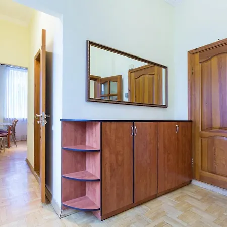 Apartment крутой спуск 6\2