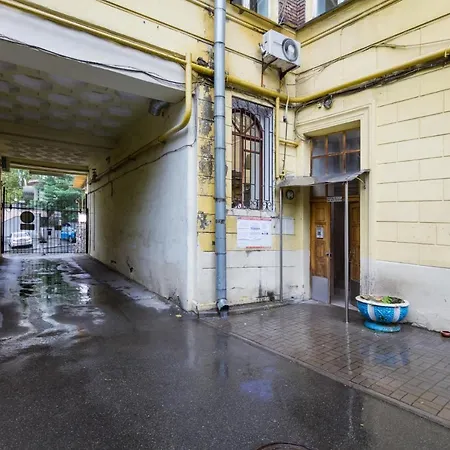 Apartment крутой спуск 6\2 *